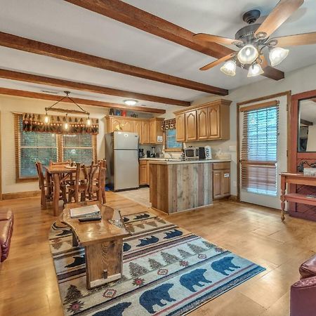 Cozy Cabin Between Gatlinburg & Pigeon Forge With Hot Tub Cabin Exterior foto