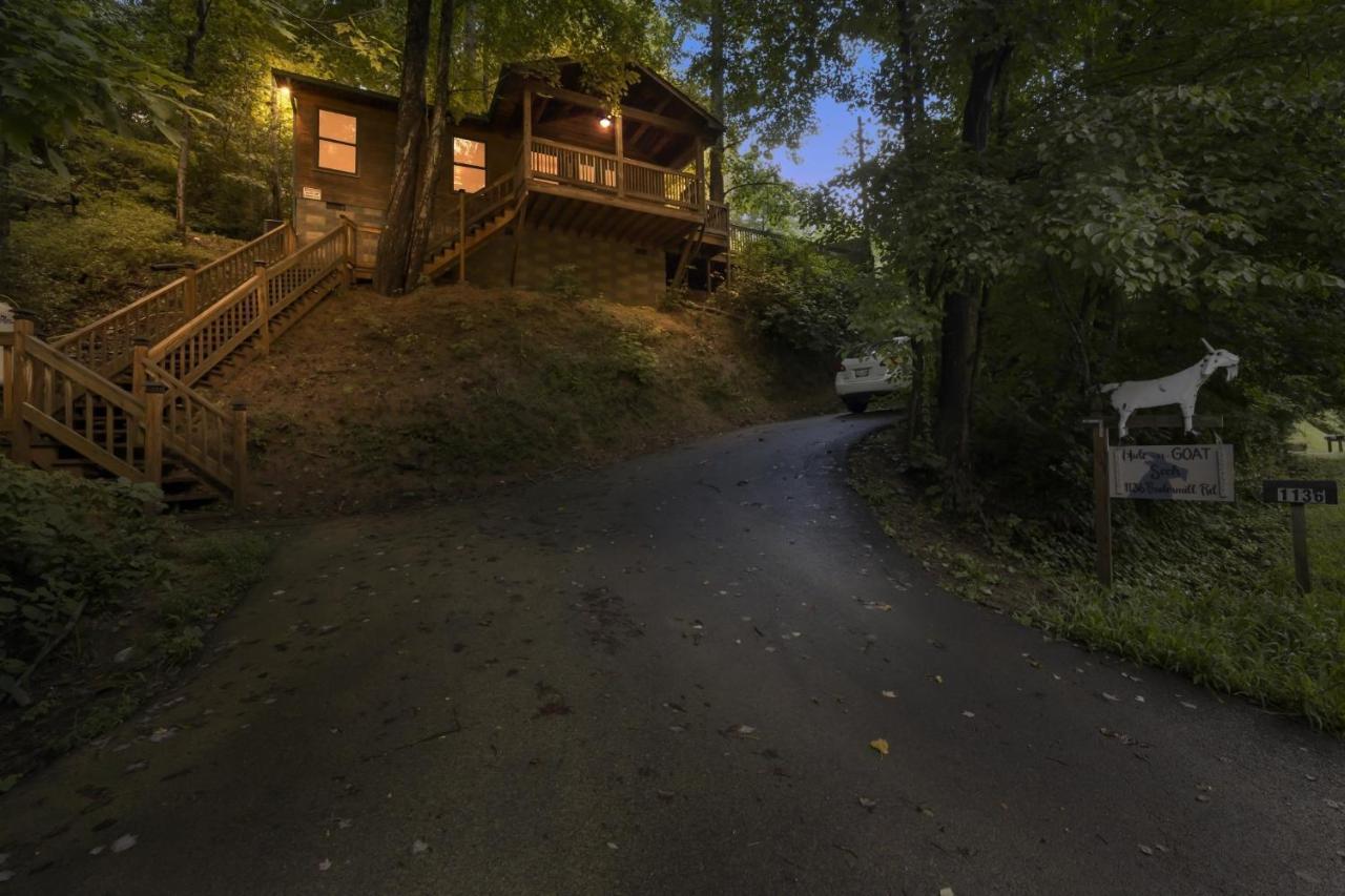 Cozy Cabin Between Gatlinburg & Pigeon Forge With Hot Tub Cabin Exterior foto