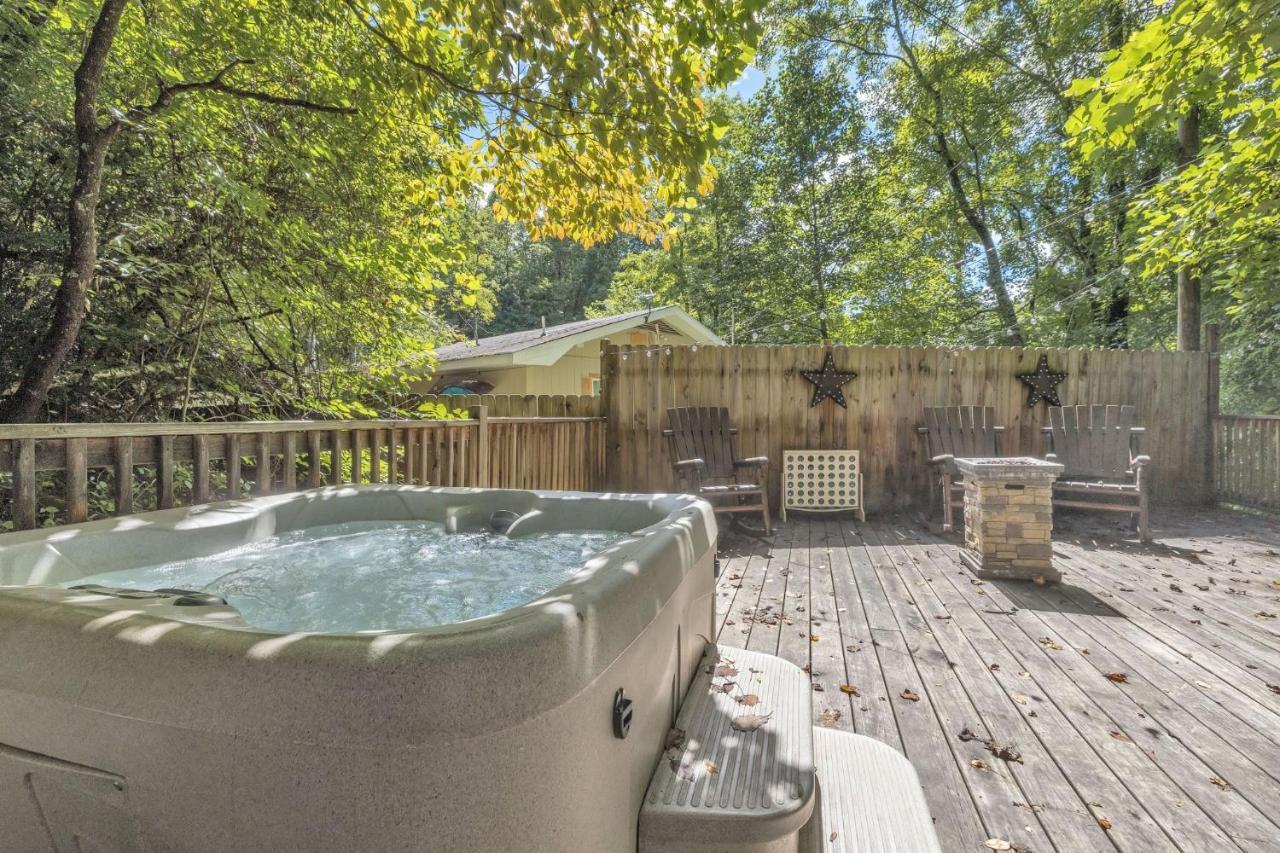 Cozy Cabin Between Gatlinburg & Pigeon Forge With Hot Tub Cabin Exterior foto