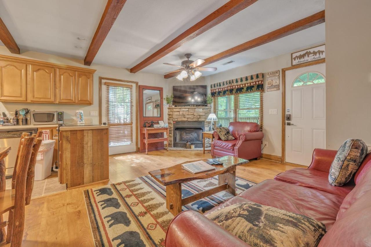 Cozy Cabin Between Gatlinburg & Pigeon Forge With Hot Tub Cabin Exterior foto